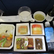 エコノミー席、昼食のサービス