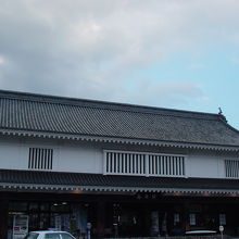 「島原駅」もお城の一部のような外観になっています。