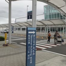 駐車場からターミナルビルに向かって歩道を渡り右折します。