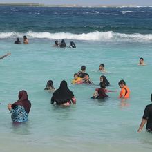 地元の人（特に女性）は宗教上の理由で着衣のまま水遊び。