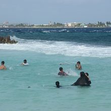 人工ビーチからは、お隣のフルレ島にある空港も見えます。