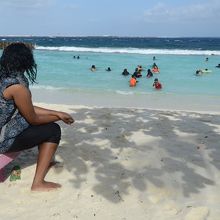 人工ビーチは、街歩きの途中に眺めるだけでも楽しめます。