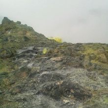 まっ黄色の石が象徴的でした