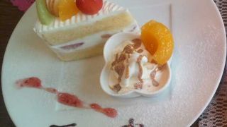 隣のケーキ屋さんからケーキが運ばれてくる