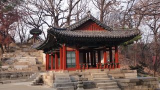 秘苑の代表的な美しい一帯を一望できる建物