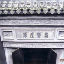 門の精微な彫刻