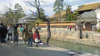 橙色の壁や緑の瓦屋根など時代を感じる色合いの建物