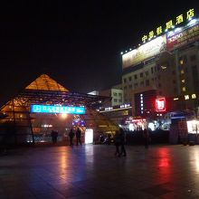 前面道路を渡る手段は地下道のみ