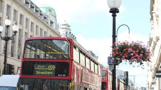 ゆるやかな曲線を描くショッピングストリート