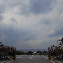 公園のエントランスでは門松がお出迎え♪