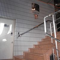 階段をあがるとフロント。深夜は写真中央の扉から出入りです