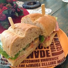 カフェで軽食も食べれます♪NYサンドウィッチ（5000W）