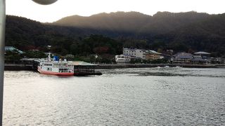 フェリーから神社が見えてきて気分が高まります