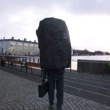 チョルトニン湖の側にあった像