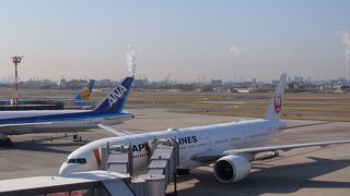 飛行機が見えるだけでなく、夕焼けも綺麗です。