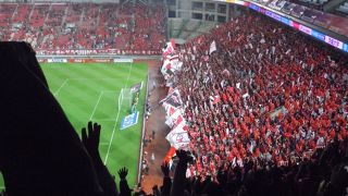 サッカー観戦には見やすいスタジアムです。問題はアクセス。橋とか橋とかとにかく渋滞ポイント多々。