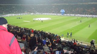 インテルｖｓＡＣミランのミラノダービー観戦しました。かなりの迫力のスタジアムですが、スタジアムツアーはアララです。