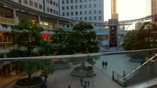 楕円形の広場とショッピング街