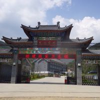 大通りからやや奥まったところに大きな正門があります