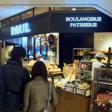 左にイートインスペースあり