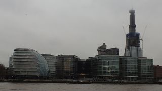 何だこの変な形は？