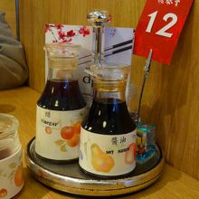 酢と醤油を3:1の割合でショウガの入った小皿にとります。