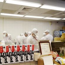 厨房で働く方々