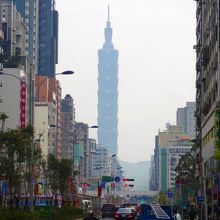 鼎泰豊 信義店前から見る台北101(望遠使用)