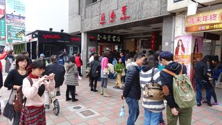 朝、開店時に行けば行列に並ばすにすみます。