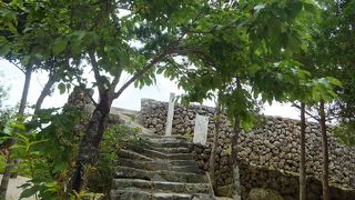 石を盛った高台