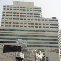 スクンビット通りからのジャスミンシティ。入口はこの裏の建物