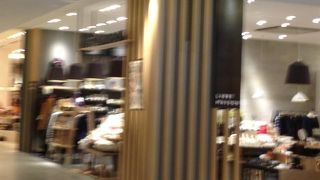 お菓子と見間違うほど可愛いコスメやお洋服のお店