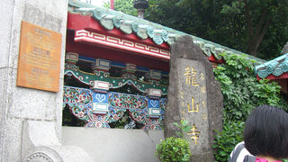 大勢の現地の方々が熱心にお参りしています。