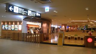 木製の床やイスが居心地いい