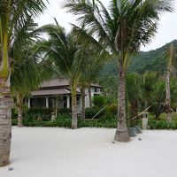 白砂のビーチから見たコテージ