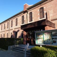 裏側の玄関からも入れる