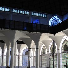 ステンドグラスが美しい内部