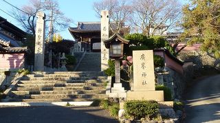 車かタクシーでないと行きにくい