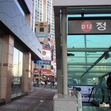 5番出口を反対方向に。一つ目の角を左折。