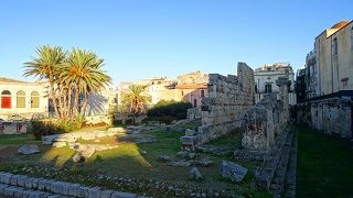 場所的には、島にわたってすぐにあります。