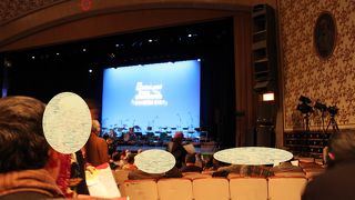 建物は雰囲気はあるが、ホールはは古くて座席は窮屈。