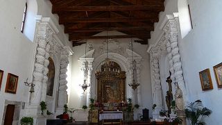 非常に清楚で、すばらしい！マリア様の絵がすてきです。