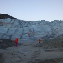 氷河散歩はガイド付きツアーで