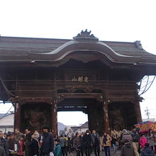 沢山の人で賑わう、元日の仁王門付近の様子
