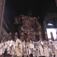 仁王像には多数の草鞋も奉納されていました