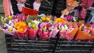 造花専門店や生け花の店がずらり