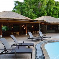 メインレストラン「アレルゴ」（禁煙）とメインプール（喫煙可）