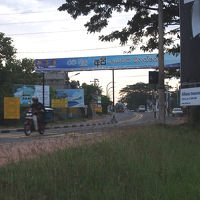 ホテルの前の通りです。みるからに田舎です。