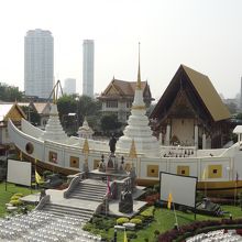 船形仏塔の全景　椅子は新年のイベント用