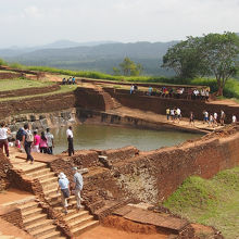 岩の頂上にある沐浴場